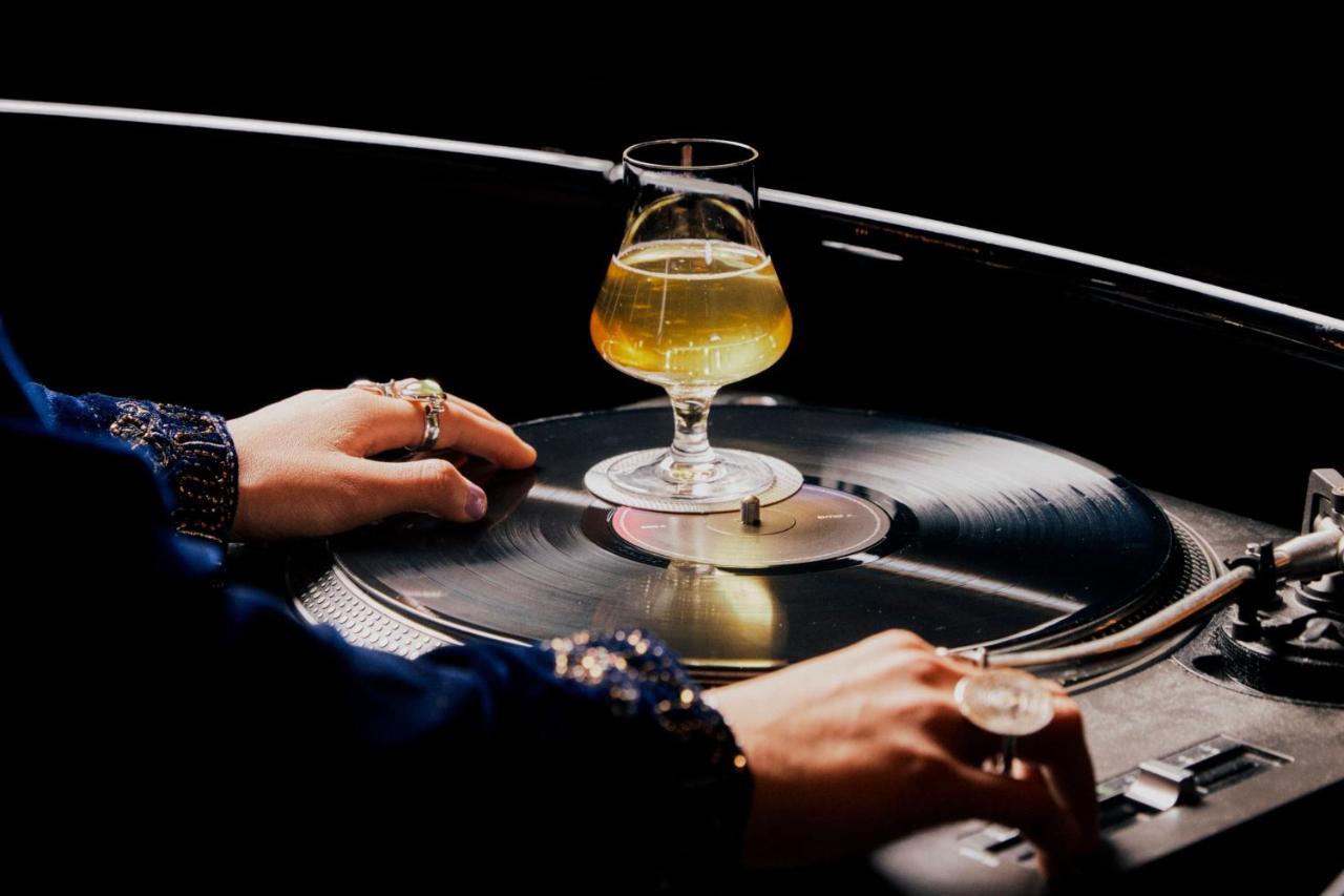 墨尔本w酒店 外观 照片 A glass of Champagne on a turntable